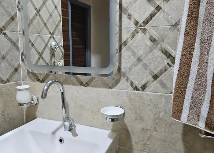 Apartment Quiet For 4, Pool View Balcony, 3 Min From